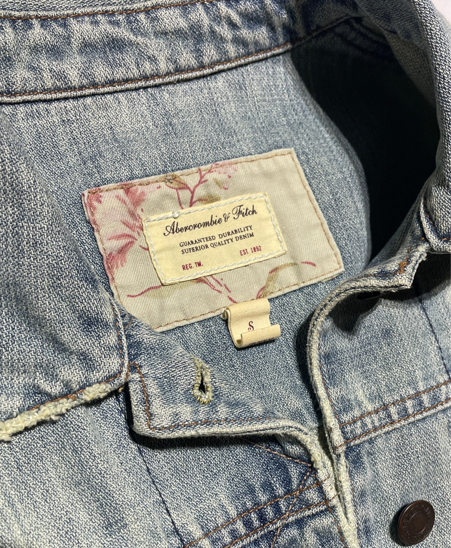 Abercrombie & Fitch Light Wash Denim Trucker Jacket Women’s Small Hong Kong Made Y2K Vintage Style